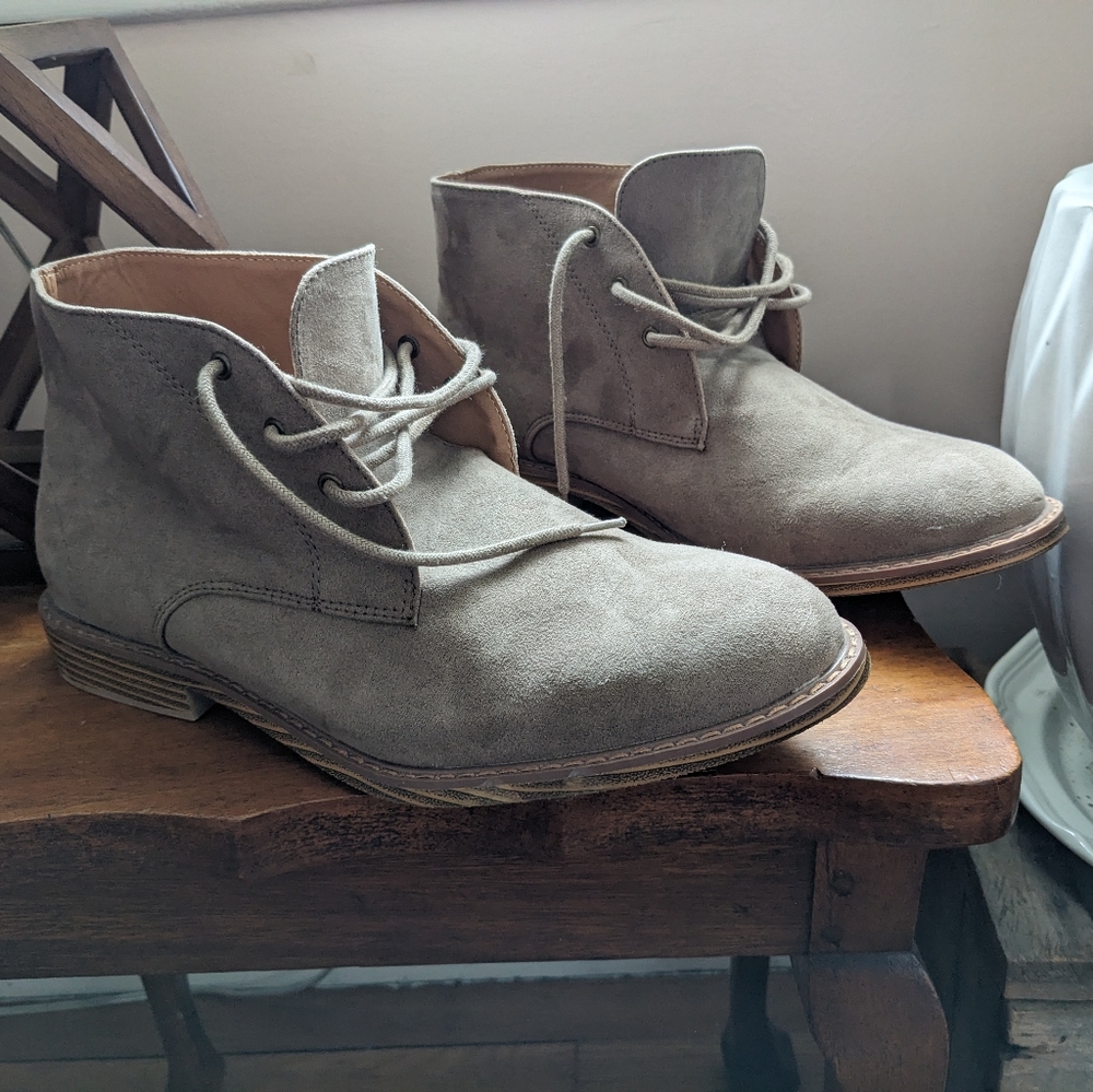 Men's beige chukka boots, size 9.